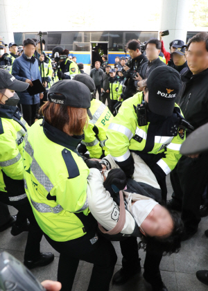 경찰이 지난 12일 나경원 자유한국당 원내대표의 국회 의원회관 사무실을 기습 점거한 후 본청 현관 앞에서 농성 중이던 한국대학생진보연합 학생들을 연행하고 있다./연합뉴스