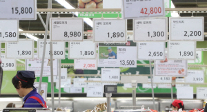 서울의 한 마트에서 판매직원이 나물류를 판매하고 있다./연합뉴스