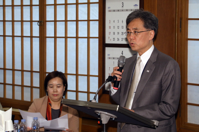 김현종 국가안보실 2차장이 14일 청와대에서 문재인 대통령 중앙아시아 3국 순방 기자간담회를 하고 있다. /연합뉴스