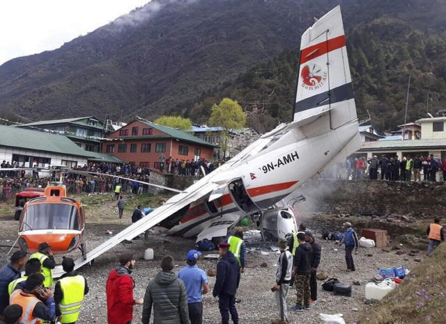 14일 네팔 에베레스트산 인근 공항에서 소형 비행기가 착륙장에 서 있던 헬리콥터와 충돌해 있다. /EPA연합뉴스