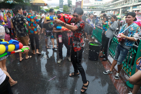 14일 태국 방콕에서 타이력으로 새해를 축하하는 ‘송끄란’ 물의 축제에 참가한 사람들이 물총을 쏘며 즐거워하고 있다.      /방콕=로이터연합뉴스