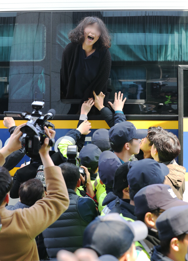 지난 12일 오전 나경원 자유한국당 원내대표의 국회 의원회관 사무실을 기습 점거했던 한국대학생진보연합 학생들이 회관 본청 현관 앞에서 농성을 이어가다 경찰에 연행되고 있다./연합뉴스