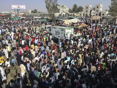 13일(현지시간) 수단 수도 카오툼에서 시위대가 문민정부 수립을 요구하며 시위를 벌이고 있다.    /카오툼=AP연합뉴스