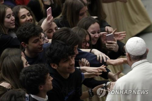 13일(현지시간) 바티칸 교황청에서 로마 비스콘티국립고등학교 학생들과 만난 프란치스코 교황.      /바티칸=AP연합뉴스