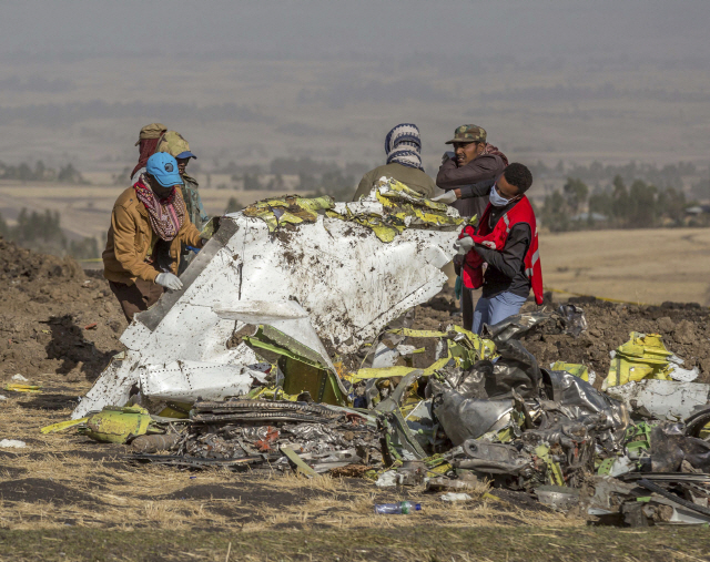 지난 3월11일 에티오피아 비쇼프투 인근 에티오피아항공 보잉 737 맥스 여객기 추락현장에서 구조요원들이 잔해를 뒤지며 수색에 나서는 모습./연합뉴스