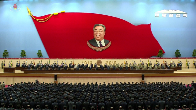 북한이 김일성 주석의 생일(15일) 107주년을 하루 앞두고 14일 평양에서 중앙보고대회를 열었다. 조선중앙TV가 이날 방영한 보고대회 모습.