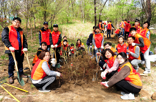 13일 SK건설 가족봉사단이 서울 성동구 서울숲에서 화단에 나무를 심는 봉사활동을 하고 있다. /사진제공=SK건설