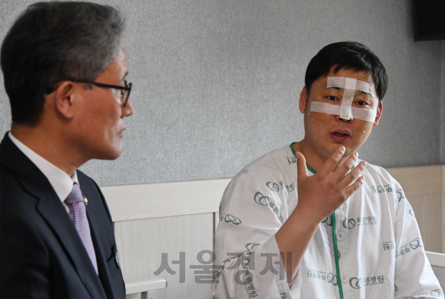 김재현(사진 왼쪽) 산림청장이 김인환 공중진화대원을 위문하고 있다. 사진제공=산림청