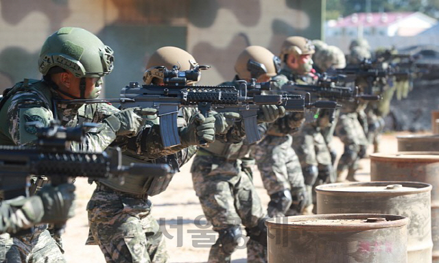 개량형 K1A 소총으로 무장한 해병 수색대원들이 시가지 전투 훈련에서 기동 사격 자세를 취하고 있다./해병대 제공