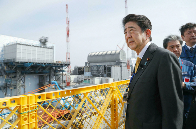 지난 14일(현지시간) 아베 신조 일본 총리가 후쿠시마현 오쿠마의 후쿠시마 제1원전을 방문해 둘러보고 있다./후쿠시마=AP연합뉴스