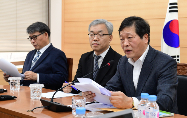 박수근(오른쪽) 경사노위 노사관계제도·관행개선위원회 위원장이 15일 오후 서울 종로구 경사노위 대회의실에서 열린 브리핑에서 발언하고 있다.    /권욱기자