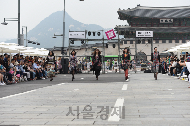 지난해 광화문광장에서 열린 ‘서울 365 패션쇼’에서 모델들이 다양한 의상을 선보이고 있다. /사진제공=서울시