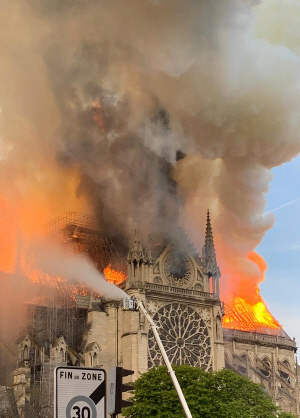 15일(현지시간) 프랑스 파리의 노트르담 대성당에서 화재가 발생, 지붕이 불길과 연기에 휩싸여 있다.     /파리=AFP연합뉴스