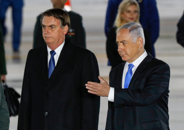 자이르 보우소나루(왼쪽) 브라질 대통령이 지난달 31일(현지시간) 이스라엘 텔아비브의 벤 구리온 국제공항에 도착, 베냐민 네타냐후 이스라엘 총리의 영접을 받고 있다. 보우소나루 대통령은 취임 후 처음으로 이날 이스라엘을 공식 방문했다.       /텔아비브=AFP연합뉴스