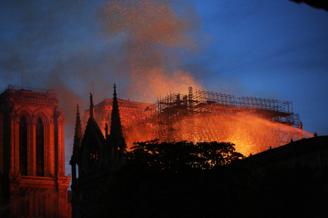 15일 프랑스 파리 노트르담대성당이 개보수공사 중 실화가 원인으로 보이는 화재로 불타고 있다.      /파리=신화연합뉴스