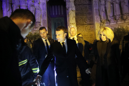 지난 15일(현지시간) 에마뉘엘 마크롱(가운데) 프랑스 대통령이 부인 브리지트 마크롱 여사와 함께 노트르담 대성당 화재 현장을 찾았다./파리=EPA연합뉴스