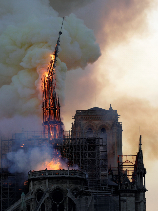 프랑스 파리의 상징으로 최대 관광명소의 하나인 노트르담 대성당에서 15일(현지시간) 대형 화재가 발생, 첨탑이 무너지고 있다. /파리=AFP연합뉴스