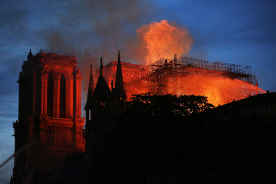 [사진]'파리의 상징이 불탔다'...화염에 무너져내린 노트르담 대성당