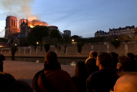 15일 오후(현지시간) 프랑스 파리 노트르담 대성당이 화염에 휩싸인 가운데 파리 시민들이 불길이 번지는 것을 초조하게 지켜보고 있다.        /파리=연합뉴스