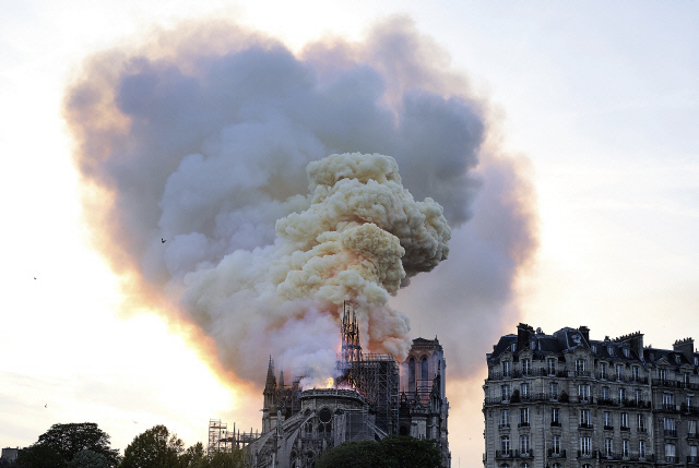 트럼프도 안타까워한 파리 노트르담 대성당 화재…수많은 보물들 피해는?(종합)