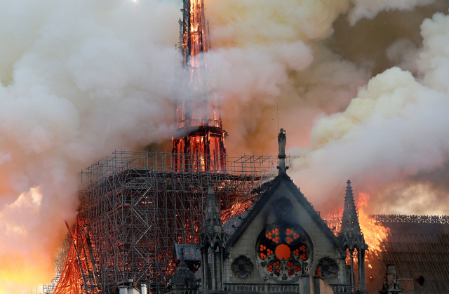 트럼프도 안타까워한 파리 노트르담 대성당 화재…수많은 보물들 피해는?(종합)