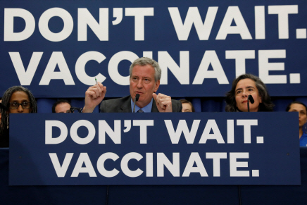 빌 더블라지오 뉴욕시장이 9일(현지시간) 기자회견에서 홍역 백신 접종을 권고하고 있다.    /뉴욕=로이터연합뉴스