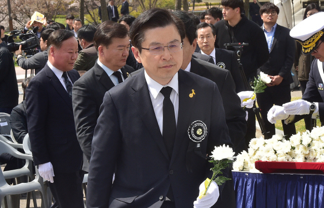 자유한국당 황교안 대표가 16일 오전 인천 부평구 인천가족공원 내 세월호 일반인 희생자 추모관 앞에서 열린 5주기 추모식에서 헌화 및 분향을 위해 무대에 오르고 있다. /연합뉴스