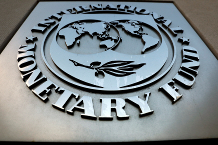 국제통화기금(IMF) 본부에 걸린 IMF 로고. 파키스탄이 IMF의 구제금융 프로그램에 원칙적으로 합의했다./워싱턴=로이터연합뉴스