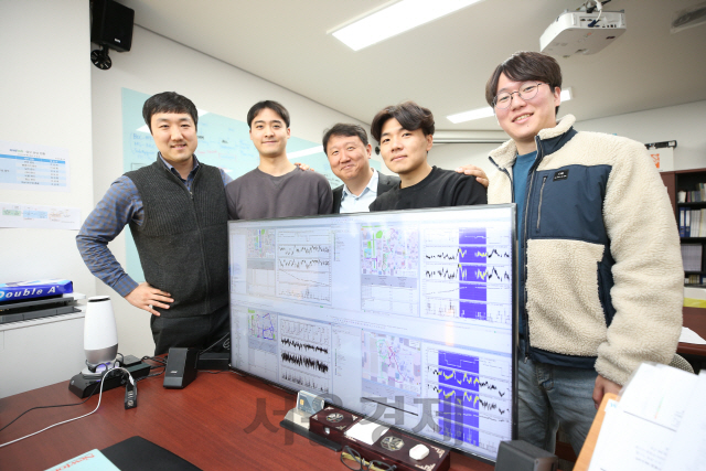 KAIST 조천식녹색교통대학원 공승현(왼쪽에서 세 번째) 교수와 연구진들. 사진제공=KAIST