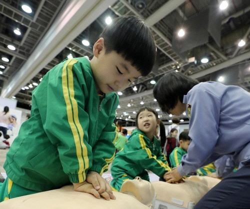 지난해 대구 엑스코에서 열린 ‘제15회 국제소방안전박람회’에 참여한 어린이들이 심폐소생술을 배우고 있다. /대구=연합뉴스