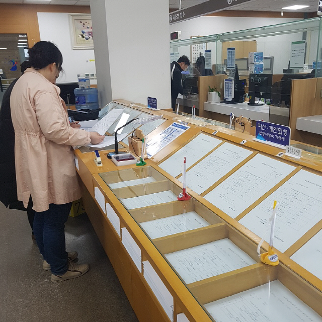 개인회생·파산을 신청하려는 채무자들이 지난 10일 서울 서초동 회생법원 접수실에서 서류를 작성하고 있다./백주연기자