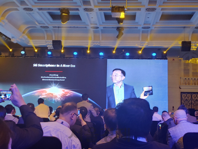 손 셩 화웨이 컨슈머 비즈니스 부문 스마트폰 제품 사업부 부사장이 16일 중국 선전에서 열린 HAS 2019에서 5G 폴더블폰 ‘메이트 X’를 소개하고 있다. /권경원기자