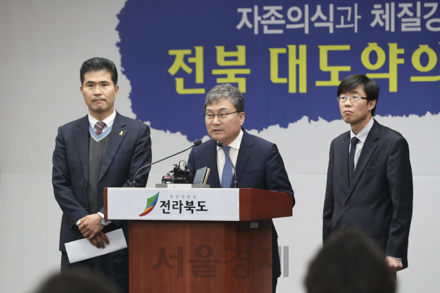 16일 전북 군산 새만금개발청에서 이원택(왼쪽부터) 전북도 정무부지사와 이상직 중진공 이사장, 김상석 새만금개발청 개발사업국장이 ‘새만금 전기·자율 미래차 메카 조성을 위한 업무협약’을 체결했다. /사진제공=중진공