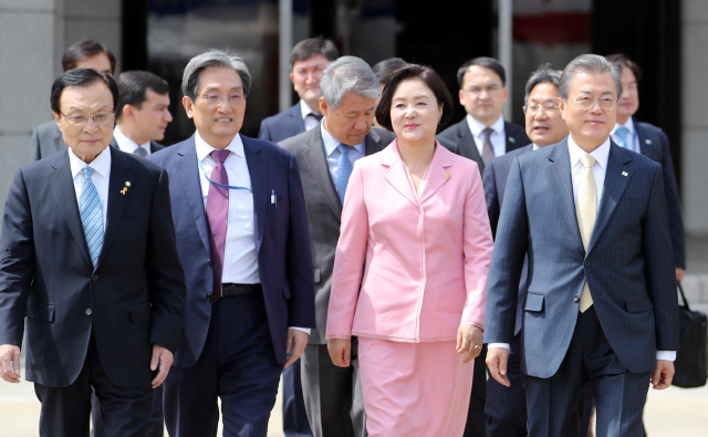 문재인 대통령과 김정숙 여사가 16일 오후 서울공항에서 이해찬 더불어민주당 대표, 노영민 청와대 비서실장 등 환송인사와 이동하고 있다. 문 대통령은 취임 후 처음으로 중앙아시아 3국(투르크메니스탄·우즈베키스탄·카자흐스탄)을 순방한다. 문 대통령은 세월호 참사 5주기인 이날 희생자를 추모하는 취지에서 노란색 넥타이를 맸다./연합뉴스