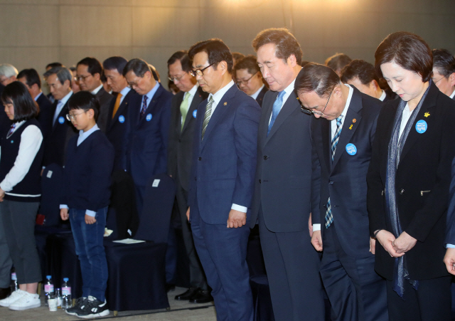 16일 국민안전의날 국민안전다짐대회에서 묵념하는 이낙연 국무총리./연합뉴스