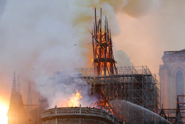 지난 15일(현지시간) 프랑스 파리 노트르담 대성당에 화재가 발생해 첨탑과 지붕이 붕괴됐다./파리=AFP연합뉴스