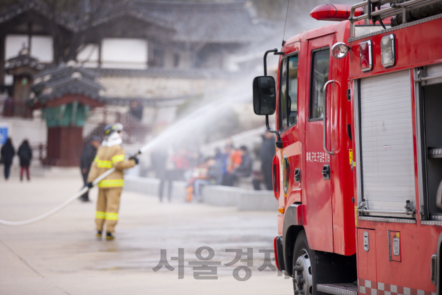 소방관 신분의 국가직 전환이 활발히 논의되고 있는 가운데, 소방직 시험을 준비하는 수험생들은 이같은 변화를 우려하는 기색이다. /이미지투데이