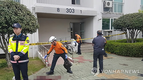 17일 오전 경남 진주시 가좌동 한 아파트 방화 난동 사망 사건이 발생한 현장. / 사진=연합뉴스