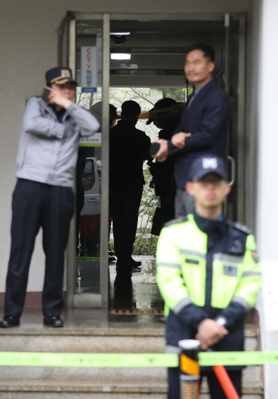 17일 오전 경남 진주시 가좌동 한 아파트에서 방화·흉기 난동 사망 사건이 발생해 경찰이 현장에 폴리스라인을 치고 조사를 벌이고 있다./연합뉴스