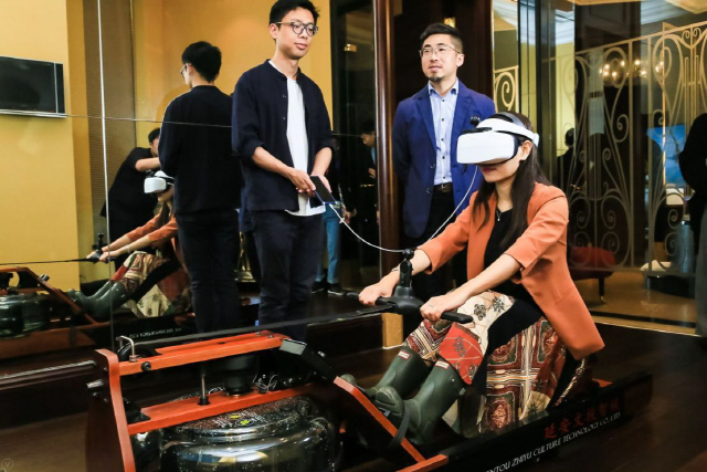 중국 광둥성 선전 인터컨티넨탈 호텔에서 진행된 ‘화웨이 글로벌 애널리스트 서밋 2019’ 참석자가 프레지덴셜 스위트에 마련된 5G 서비스 공간에서 VR 기기를 쓰고 로잉 머신을 체험해보고 있다. /사진제공=화웨이