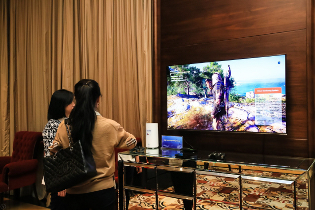 중국 광둥성 선전 인터컨티넨탈 호텔에서 진행된 ‘화웨이 글로벌 애널리스트 서밋 2019’ 참석자들이 프레지덴셜 스위트에 마련된 5G 서비스 공간에서 4K 화질 게임을 살펴보고 있다./사진제공=화웨이