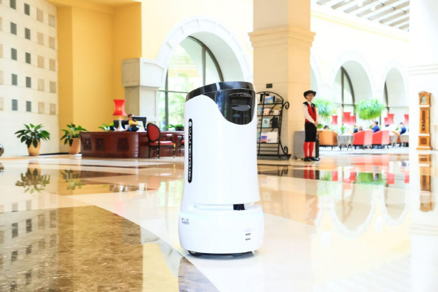 5G를 활용한 웰컴 로봇이 중국 광둥성 선전에 위치한 인터컨티넨탈 호텔 로비를 돌아다니고 있다. /사진제공=화웨이