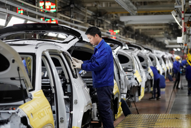 중국 상하이의 한 공장에서 자동차가 생산되고 있다. /로이터연합뉴스