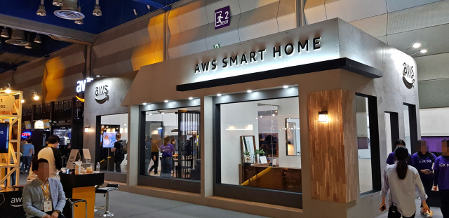 GS건설이 17일 서울 강남구 코엑스 컨벤션 센터에서 열린‘AWS 서밋 서울 2019’에서 선보인 스마트 홈 시현 부스/사진제공=GS건설