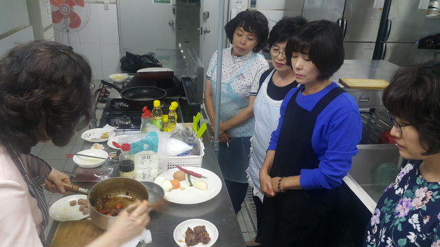 서울 강서구의 ‘교양대학’ 수업에 참여한 주민들이 요리 강좌를 듣고 있다.    /사진제공=강서구
