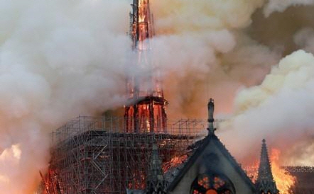 노트르담 대성당 화재는 ‘프랑스판 9·11’?…화재 원인 놓고 음모론 난무
