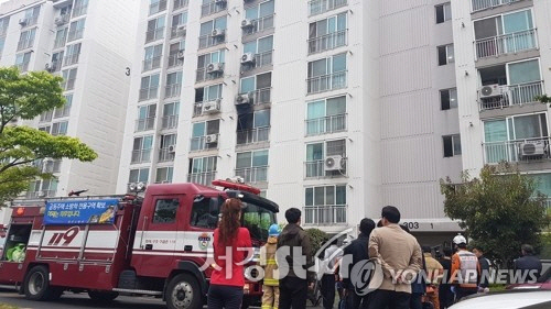 17일 오전 경남 진주시 가좌동 한 아파트 방화 난동 사망 사건이 발생한 현장에서 주민들이 안타깝게 지켜보고 있다. / 사진=연합뉴스