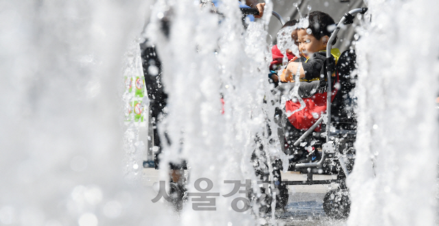 초여름 날씨를 보인 17일 서울 광화문광장에서 어린이들이 시원스레 뿜어져 나오는 분수를 신기하게 바라보고 있다./오승현기자 2019.4.17