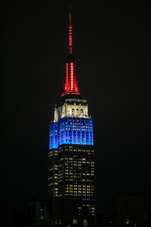 16일(현지시간)프랑스 국민들을 위로하기 위해 미 뉴욕 엠파이어스테이트 빌딩이 프랑스 국기인 삼색기 빛깔로 불을 밝힌 모습. /뉴욕=로이터연합뉴스