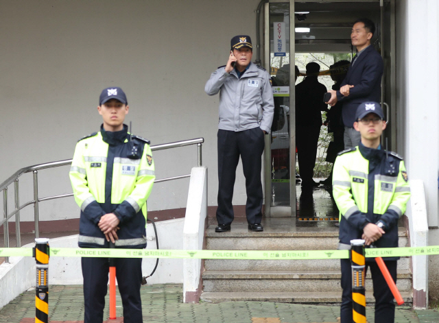 17일 오전 경남 진주시 가좌동의 한 아파트에서 방화·흉기 난동 사망 사건이 발생해 경찰이 현장에서 상황을 확인하고 있다.   /진주=연합뉴스